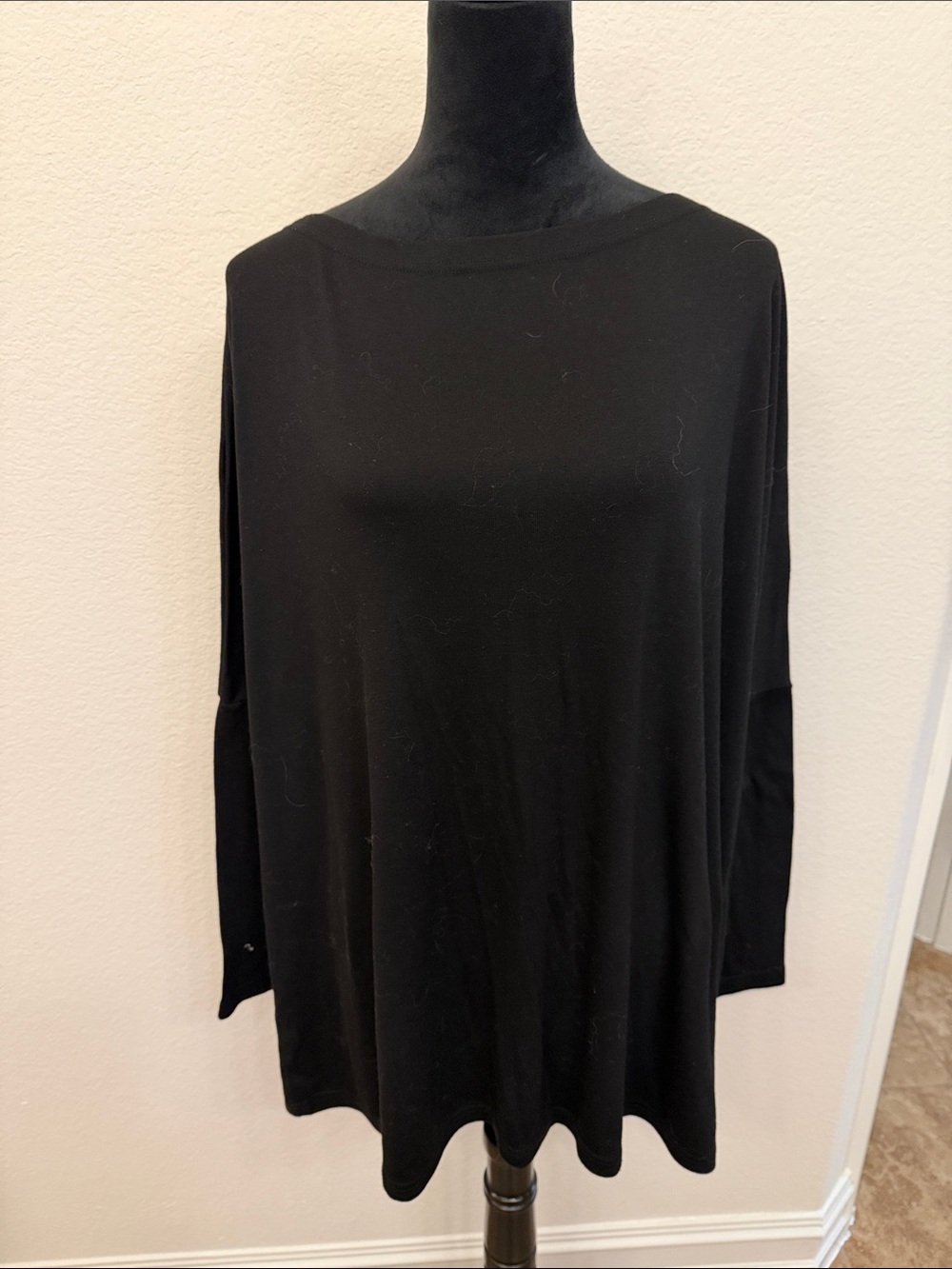 Women's Black Long-Sleeve Scoop-Neck Tunic Top